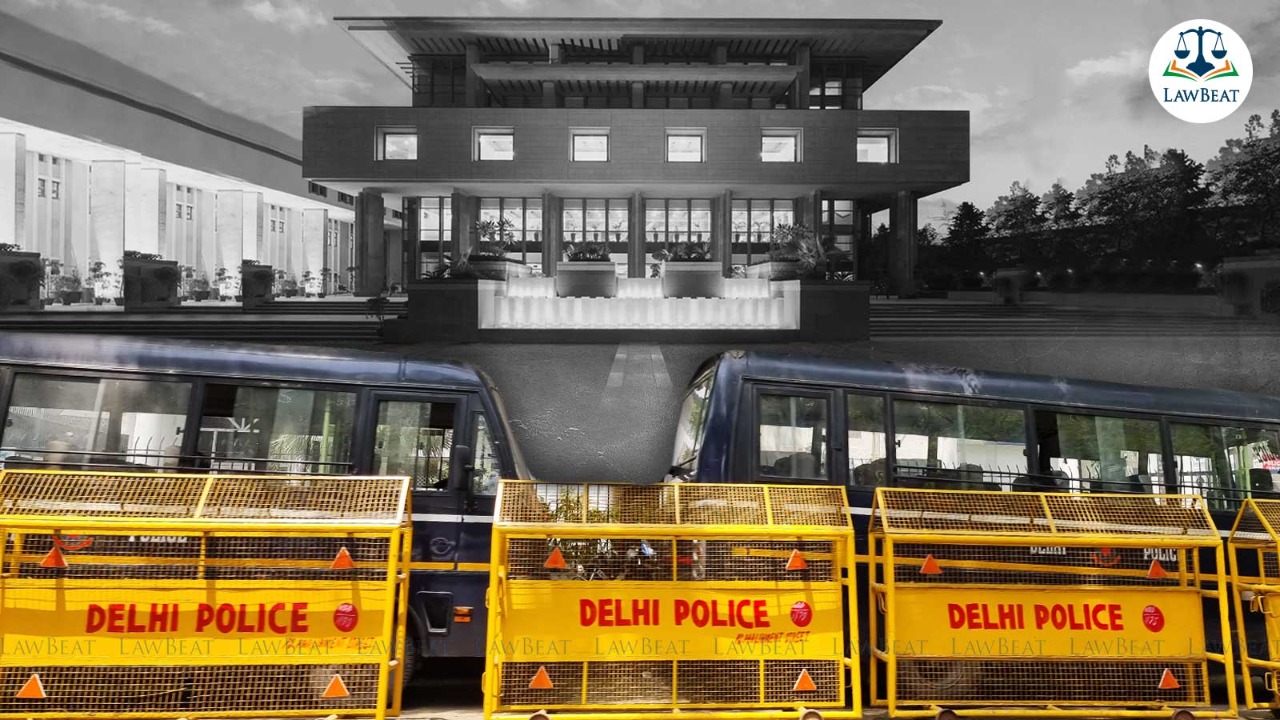 Delhi High Court directs Police to file report on unmanned barricades on roads Delhi High Court directs Police to file report on unmanned barricades on roads